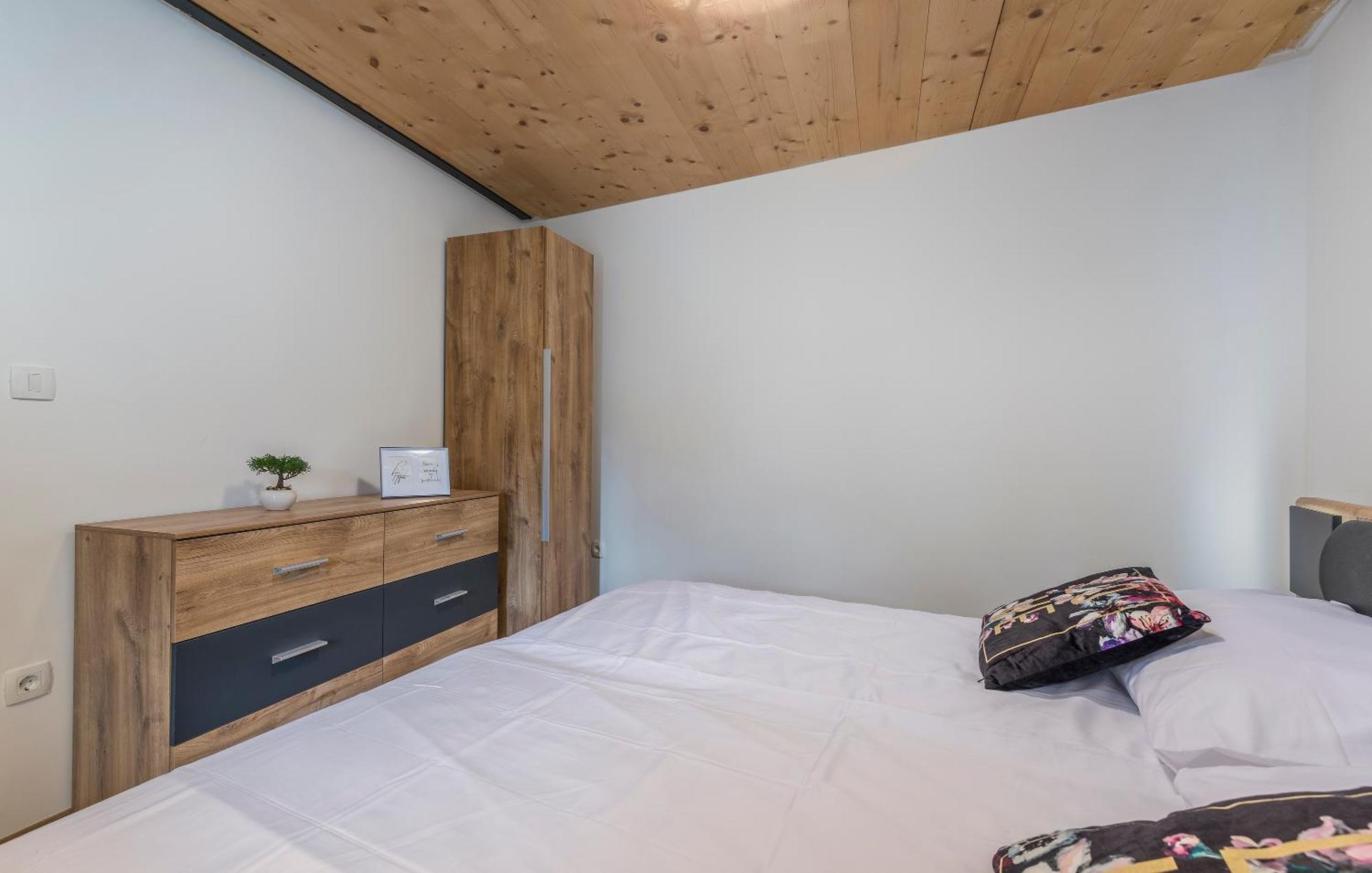 Villas Martincici With Large Pool グロジュニャン 部屋 写真